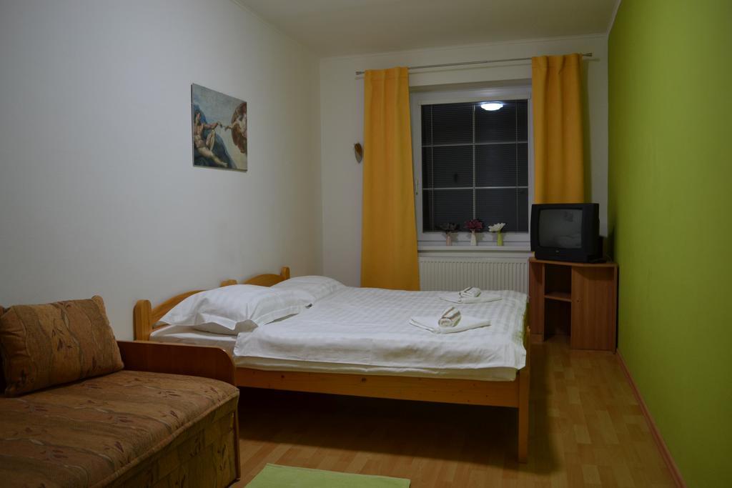 Hotel Privat Julia Vrbov Zimmer foto