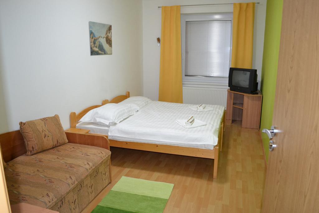 Hotel Privat Julia Vrbov Exterior foto